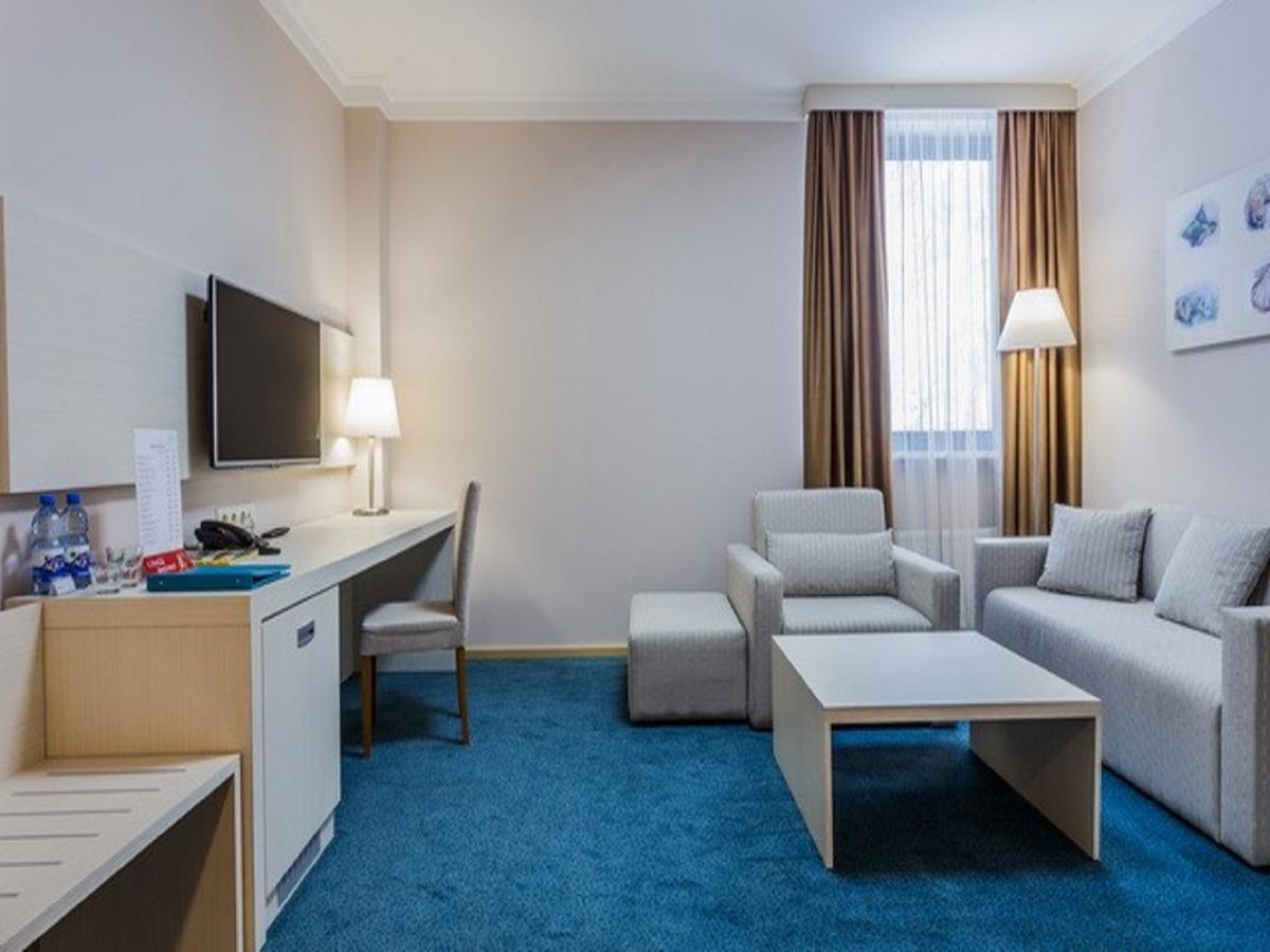 Aqua-Minsk Hotel Bagian luar foto
