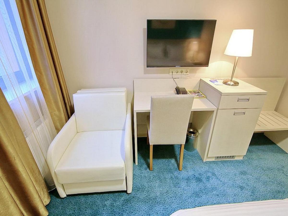 Aqua-Minsk Hotel Bagian luar foto